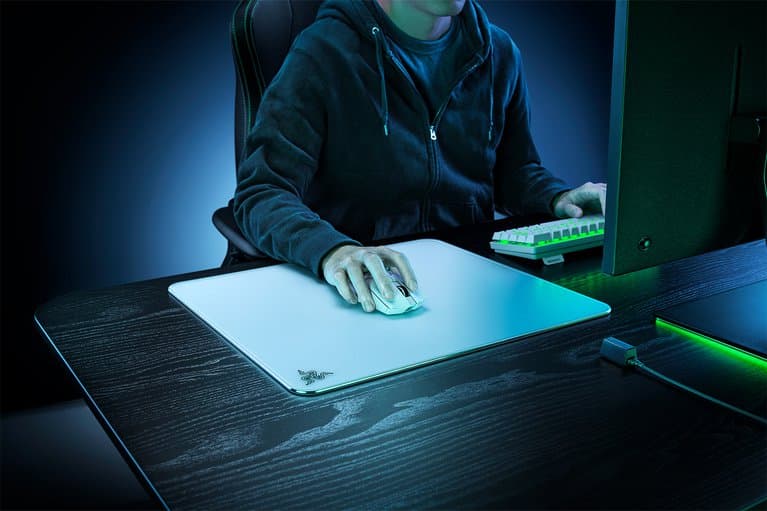 Razer Atlas  White Tempered Glass Gaming Mouse Mat, Premium Tempered Glass, Ultra-Smooth Surface, Micro-Etched Surface | RZ02-04890200-R3M1 thumbnail 4