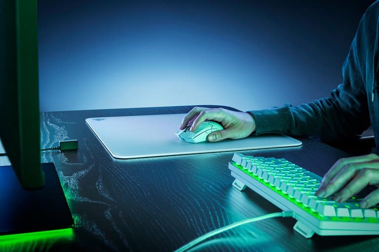 Razer Atlas  White Tempered Glass Gaming Mouse Mat, Premium Tempered Glass, Ultra-Smooth Surface, Micro-Etched Surface | RZ02-04890200-R3M1 thumbnail 3